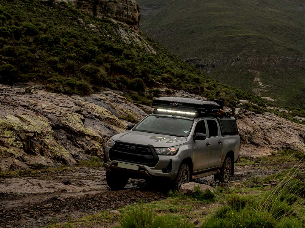 FRONT RUNNER TOYOTA HILUX (2015-CURRENT) SLIMSPORT ROOF RACK KIT LIGHTBAR READY -KSTH004T